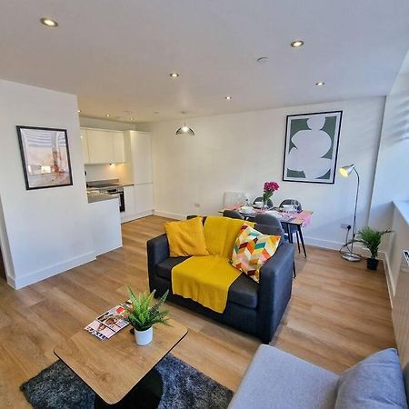 Free Parking: Old Trafford Apartment Manchester Exterior photo