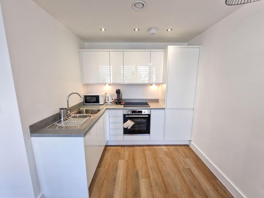 Free Parking: Old Trafford Apartment Manchester Exterior photo
