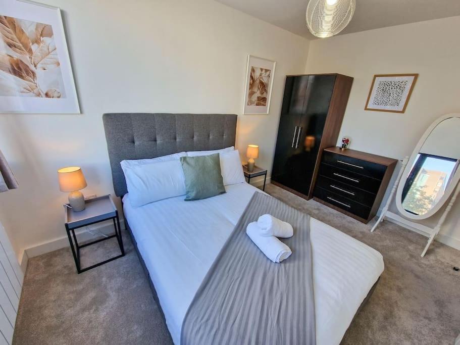 Free Parking: Old Trafford Apartment Manchester Exterior photo