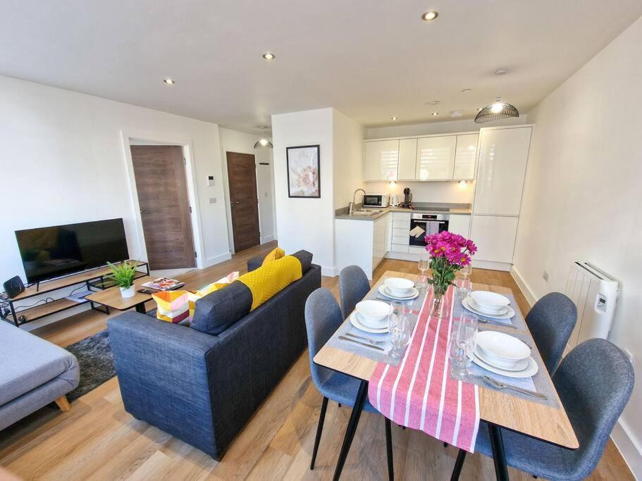 Free Parking: Old Trafford Apartment Manchester Exterior photo
