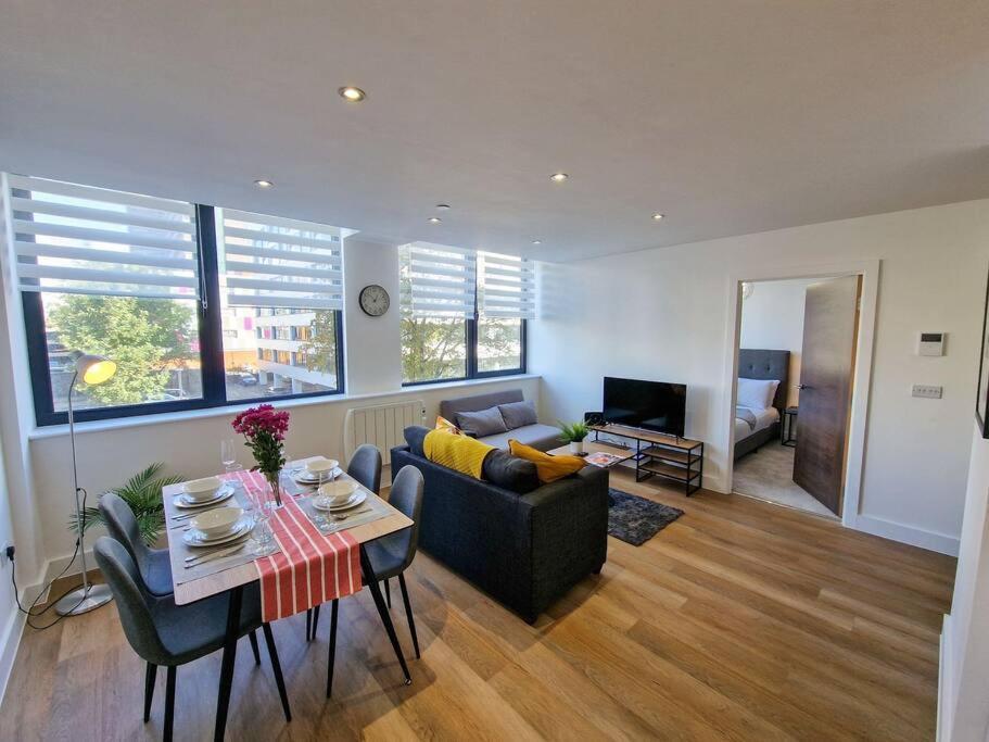 Free Parking: Old Trafford Apartment Manchester Exterior photo