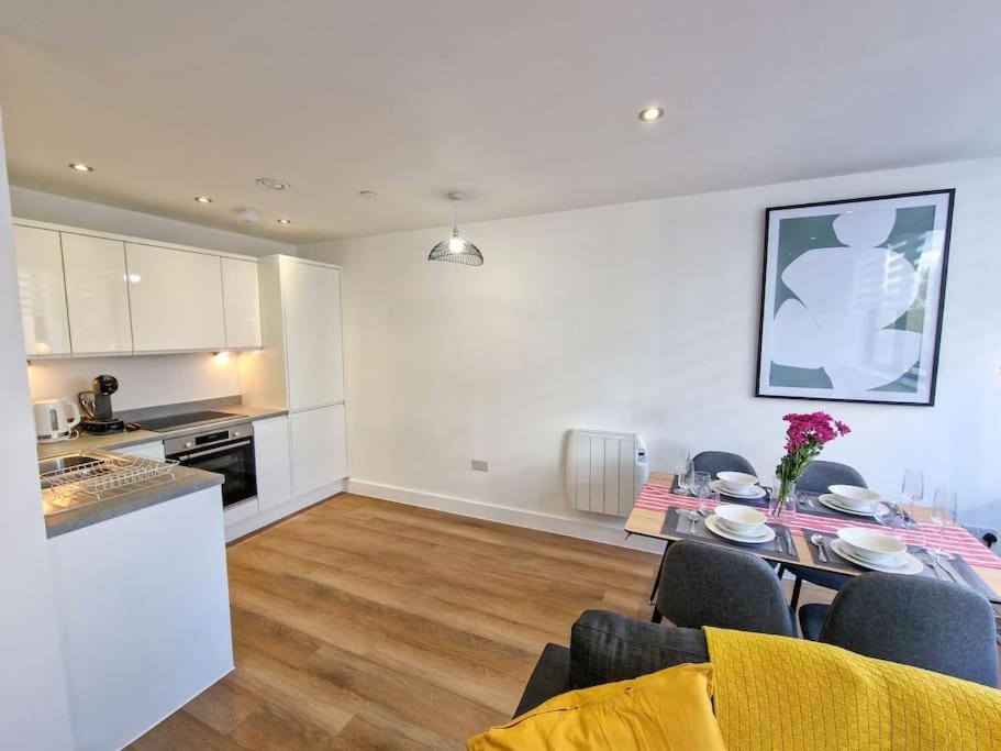 Free Parking: Old Trafford Apartment Manchester Exterior photo