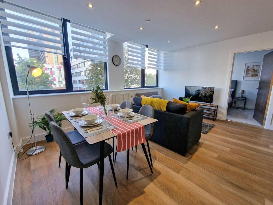 Free Parking: Old Trafford Apartment Manchester Exterior photo