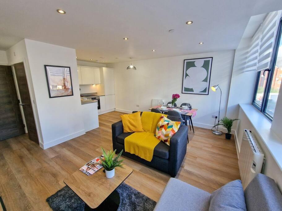 Free Parking: Old Trafford Apartment Manchester Exterior photo